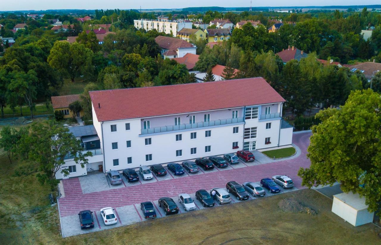 Hotel Szeghalom Extérieur photo